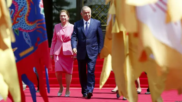 د ازبکستان حکومت په لومړي سر کې د اسلام کریموف د مړینې ګنګوسې په کلکه رد کړې. 