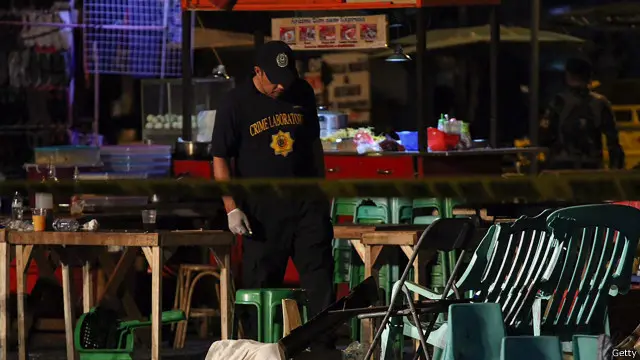 Kepolisian setempat masih menyelidiki penyebab ledakan.