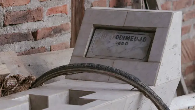 Mbah Gotho telah menyiapkan batu nisannya di samping rumah.