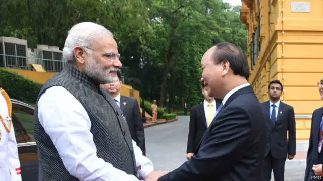 मोदी वियतनाम में