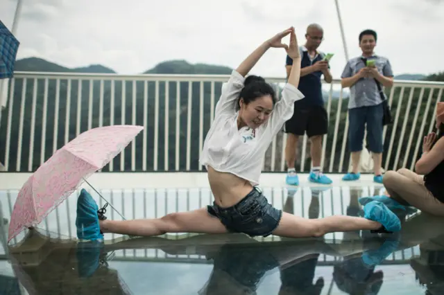 不怕高的游客，尽情摆姿势拍照。
