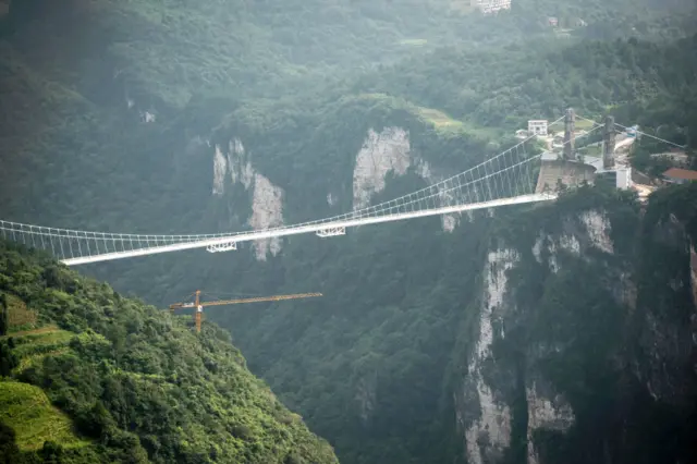 开业时，它被认为是世界上最高和最长的玻璃桥。