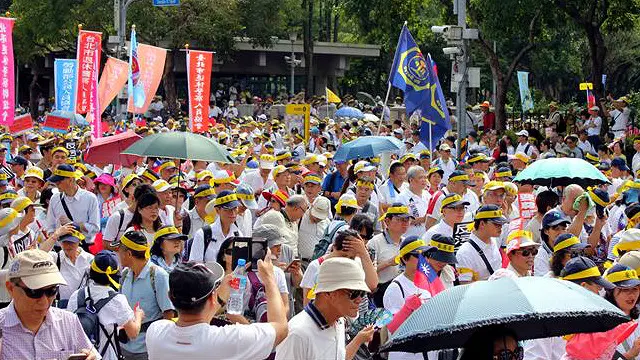 上万名抗议群众,分别集结于台北市内四个点,从下午二时起展开游行。