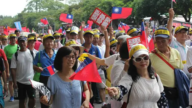 示威者高喊“反污名、要尊严”口号,向政府表达诉求,期盼在“年金问题”上,不要再让传统军公教权益受损。