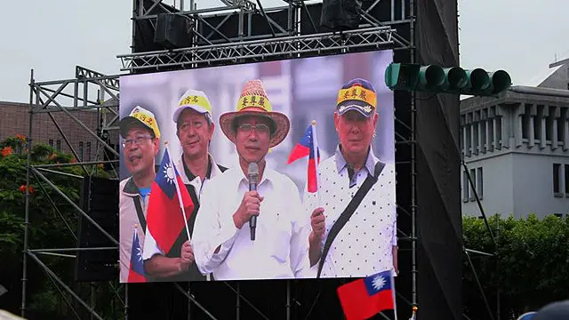 活动发起人李来希在台上带领群众高呼“反污名、要尊严”。