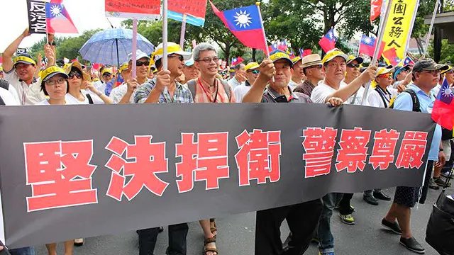 退休警察代表也加入示威队伍,高举“坚决捍卫警察尊严”的横幅。