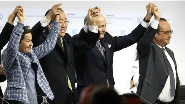 पेरिस में बीते साल जुटे दुनिया के नेता 