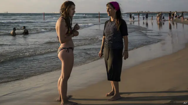 امرأة يهودية ترتدي زيا محتشما للسباحة في مدينة أشدود الإسرائيلية