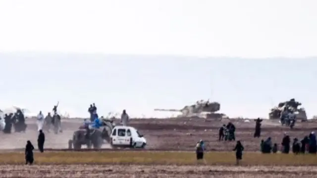 Thường dân bỏ chạy khỏi khu vực trong lúc các chiến xa của Thổ Nhĩ Kỳ tấn công bên trong Syria.