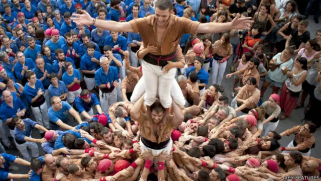 बार्सिलोना में बनाया गया मानव पिरामिड