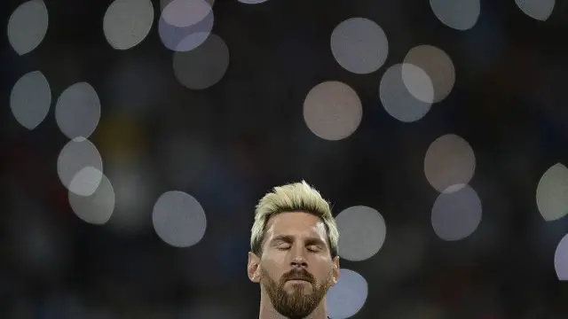 نجم الكرة الأرجنتينية ليونيل ميسي في حالة ترقب أثناء مشاهدة مباراة لفريق بلاده الوطني أمام منتخب أورغواي في إطار التصفيات المؤهلة لكأس العالم. واعتزل ميسي، 29 سنة، اللعب الدولي بعد خروج منتخب البرازيل لكرة القدم عقب خروج الفريق الوطني من بطولة كوبا أمريكا بعد هزيمته من طرف منتخب شيلي.
