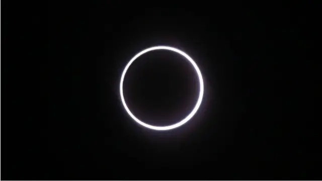 حظي مراقبو النجوم في أنحاء متفرقة من إفريقيا بفرصة مشاهدة ظاهرة "حلقة النار" التي تتكرر كل عام عندما تتعرض الشمس لكسوف جزئي. وتحدث هذه الظاهرة عندما يكون القمر بعيدا عن مداره حول الأرض مقارنة بحالة الكسوف الكلي.
