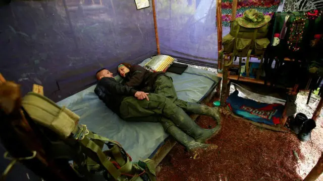 بدء العمل بوقف إطلاق النار بين الجماعات اليسارية المسلحة والقوت الحكومية في كولومبيا، لينتهي بذلك واحد من أقدم الصراعات بين متمردين وقوات حكومية في العالم. ومن المقرر أن تُوقع الاتفاقية النهائية على وقف إطلاق النار بين الحكومة الكولومبية والقوات المسلحة الثورية الكولومبية الشهر المقبل. وفي الصورة رجل وامرأة من القوات الثورية يستلقيان على سرير أثناء وقت الراحة داخل خيمة في معسكر كوردلليرا أورينتال.