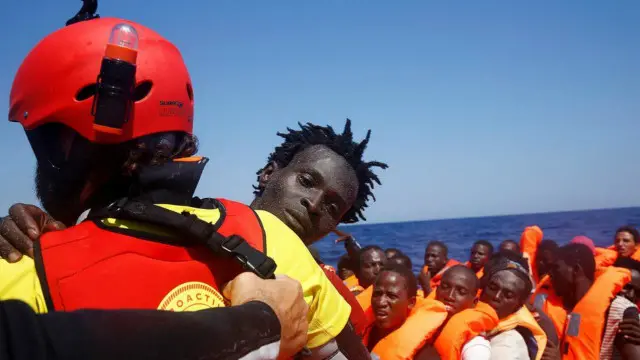 قالت قوات حرس السواحل الإيطالية إنها أنقذت أكثر من ألف شخص بالقرب من السواحل الليبية. وشارك في عملية الإنقاذ عدد من الحاويات البحرية الإيطالية بالتعاون مع قطع بحرية تابعة لوكالة فورنتكس الأوروبية لمراقبة الحدود، ومنظمة بروأكتيفا أوبن آرمز، ومنظمة أطباء بلا حدود.