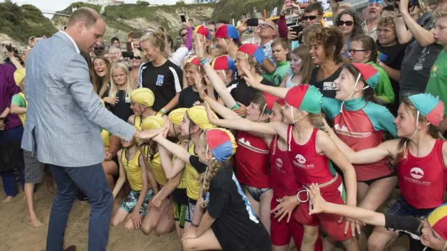 الأمير ويليام التقى عددا من أطفال مؤسسة وايف بروجيكت الخيرية في مدينة نيوكي البريطانية، وهي منظمة تستخدم التزلج على الماء كوسيلة لخفض التوتر لدى الأطفال.