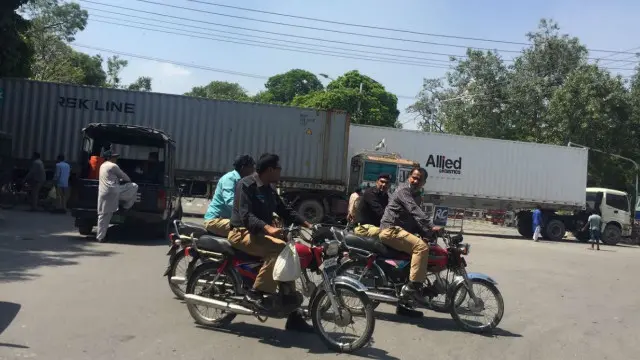 کنٹینرز کے باعث دونوں شہروں میں دو مریض بروقت ہسپتال نہ پہنچنے کے باعث ہلاک ہو گئے تھے