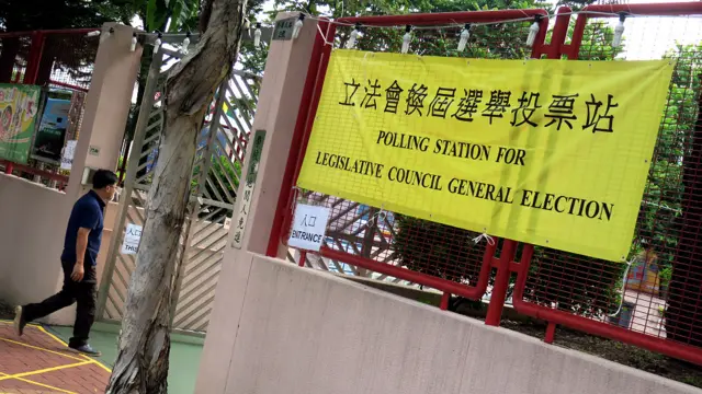 一名選民進入香港元朗一處投票站(BBC中文網圖片4/9/2016)