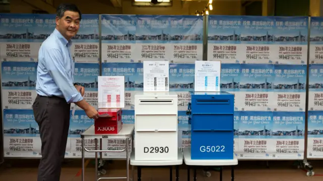 梁振英投票時讓記者拍照(4/9/2016)