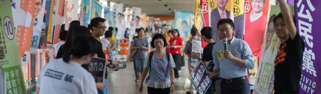 香港新界西某處街頭排山倒海的拉票宣傳旗海(4/9/2016)