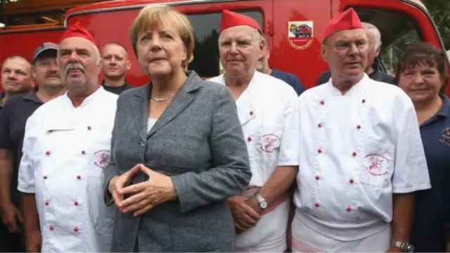 Bà Merkel chụp hình với cử tri khi vận động tranh cử ở bang Mecklenburg-Tây Pomerania gần đây.
