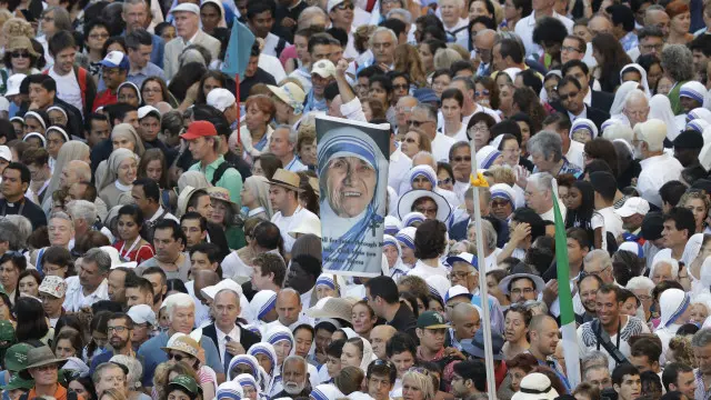 اتوار کے روز لاکھوں لوگ ویٹیکن سٹی میں سینٹ پیٹرز سکوئر پر اکٹھا ہوئے۔