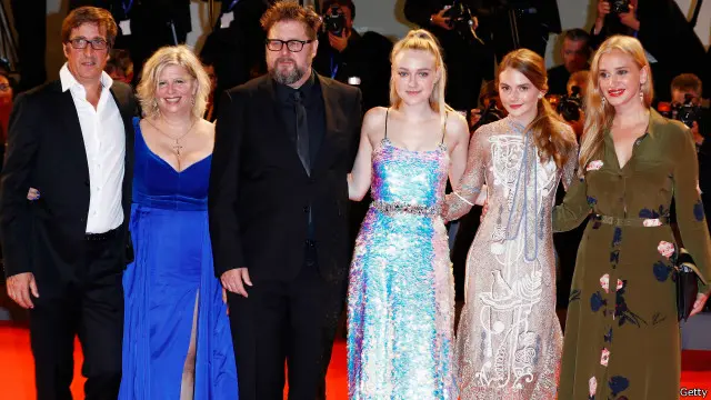 من يمين الصورة إلى يسارها: الممثلة فيرا فيتالي، الممثلة ايميليا جونز، الممثلة داكوتا فاننغ، المخرج مارتن كولهوفن، المنتجة الس فاندرفورست، المنتح ايو شوت