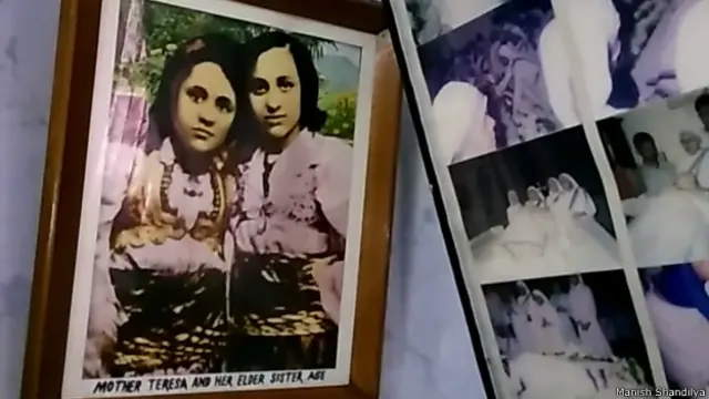 कमरे में मदर टेरेसा का बिस्तर, उनकी कुर्सी, पुरानी तस्वीरें लगी हुई हैं.