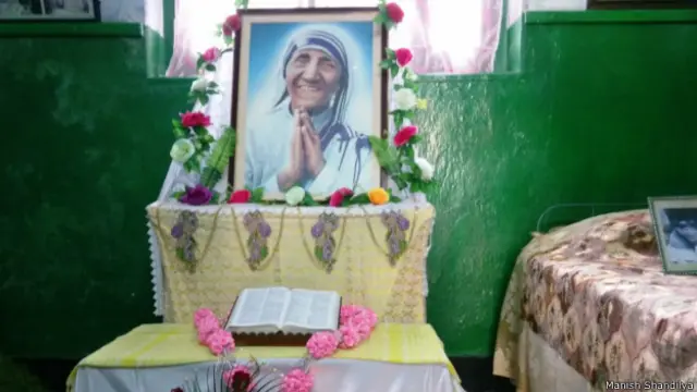 कमरे में एक बाइबल को बाद में मिशनरीज़ ऑफ़ चैरीटी ने वहां पर रखा