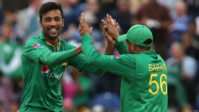 محمد عامر نے ہیلز کے بعد جارحانہ انداز اپنائے روئے کو 87 رنز پر آؤٹ کیا