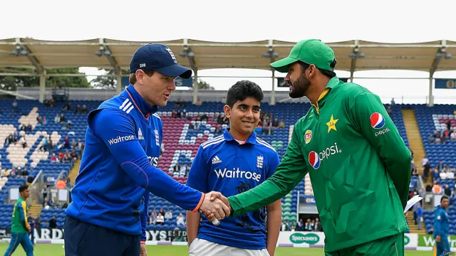 کارڈف میں پاکستان اور انگلینڈ کے مابین پانچ ایک روزہ کرکٹ میچوں کی سیریز کے آخری میچ پاکستان نے ٹاس جیت کر انگلینڈ کو پہلے بیٹنگ کی دعوت دی
