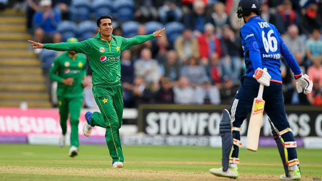  10ویں اوور میں حسن علی نے جوئے روٹ کو 9 رنز پر بولڈ کر دیا۔ پانچ میچوں کی سیریز کے پہلے چاروں میچ انگلینڈ جیت چکا ہے