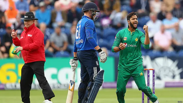 92 کے مجموعی سکور پر مورگن عماد وسیم کی گیند پر انہی کے ہاتھوں ایک آسان کیچ آؤٹ ہو گئے
