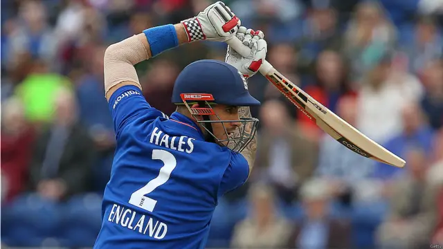 انگلینڈ کی جانب سے جیسن روئے اور ایلکس ہیلز نے اننگز کا آغاز کیا جبکہ پاکستان کو پہلی کامیابی محمد عامر نے اوپنر ہیلز کو 23 رنز پر آؤٹ کر کے دلائی جن کا کیچ شعیب ملک نے پکڑا