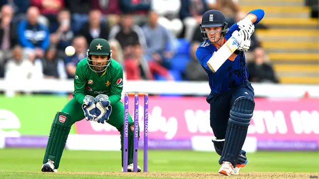 روئے نے عمدہ اننگز کھیلتے ہوئے سٹوکس کے ساتھ 72 رنز کی شراکت داری قائم کی