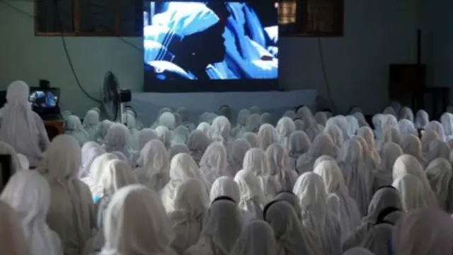 شاشات عرض نقلت القداس من الفاتيكان، مقر بابا روما، إلى كالكوتا، موطن الأم تيريزا.