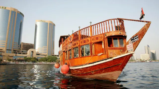 Tur kapal kayu menjelajahi anak-anak sungai Dubai.