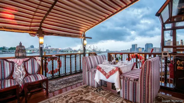 Pengaturan tempat duduk ke Al Mansour Dhow