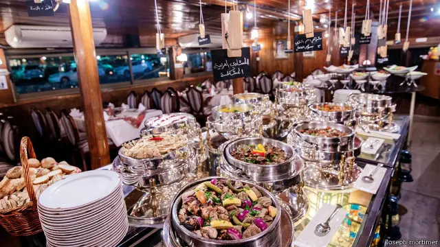 Makanan prasmanan di atas Al Mansour Dhow.
