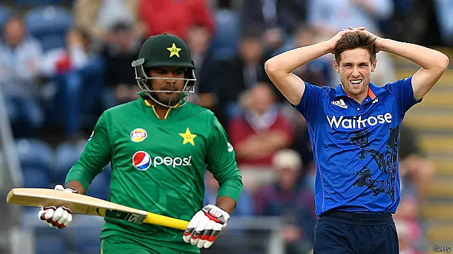 5ویں اوور میں شرجیل 10 رنز بنا کر آؤٹ ہو گئے