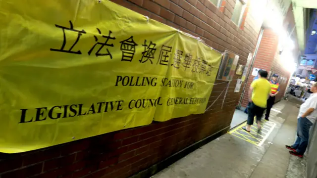 一名選民進入香港灣仔一處投票站（BBC中文網圖片4/9/2016）