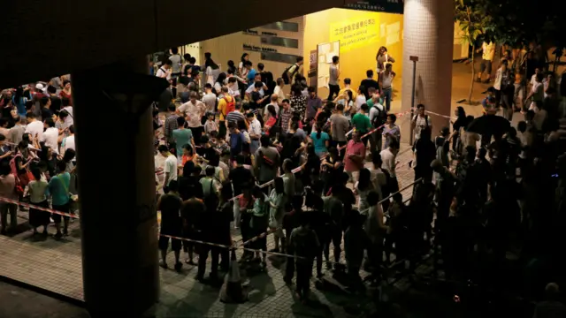 香港立法會選舉一處投票站入夜後出現人潮（4/9/2016）