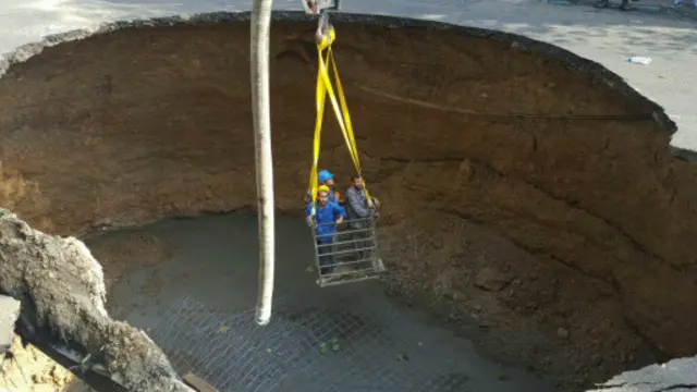 نشست زمین در خیابان پیامبر تهران