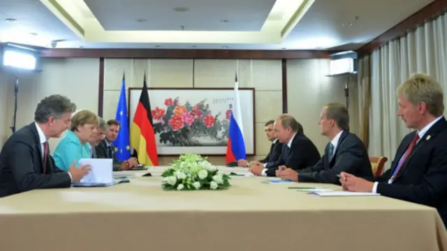 خانم مرکل در اجلاس جی‌بیست در چین در حال مذاکره با رهبران دنیا از جمله ولادمیر پوتین رییس جمهور روسیه است