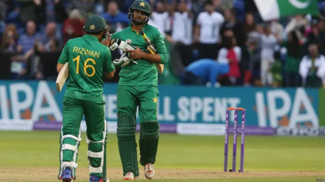 سرفراز اور شعیب ملک کے عمدہ اننگز کھیل کر آؤٹ ہونے کے بعد رضوان اور عماد نے ذمہ داری سے کھیلتے ٹیم کو فتح دلائی