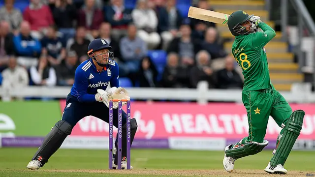 شعیب ملک 77 رنز پر کیچ آؤٹ جبکہ نواز دو رنز بنا کر رن آؤٹ ہو گئے