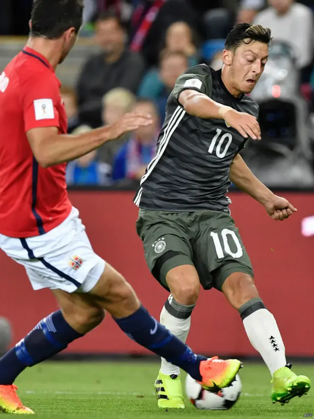 Gelandang Mesut Ozil dihadang pemain Norwegia. Jerman tampil meyakinkan walaupun tanpa diperkuat sejumlah pemain pilarnya, seperti Jerome Boateng, Mario Gomez dan Andre Schuerrle.