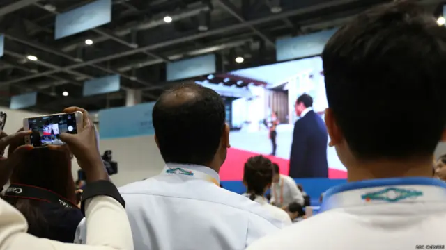 中外記者在媒體中心觀看與會的各國領導人抵達會場。