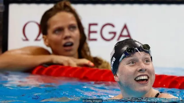 莉莉·金(右)对着尤利娅·埃菲莫娃(左)晃动手指后激起浪花，后者之前未能通过尿检，后来在禁赛令解除后得以参加比赛(图片来源：Getty Images)