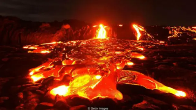 金刚石是在地壳以下的高温环境中锻造出来的,只会在火山活动中被释放出来(图片来源:Getty Images)