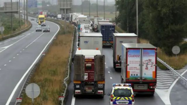 抗议车辆和人群封锁加莱公路